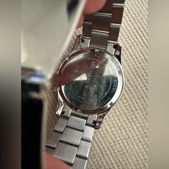 Michael Kors oversized Silver tone Watch - Picture 3 of 11